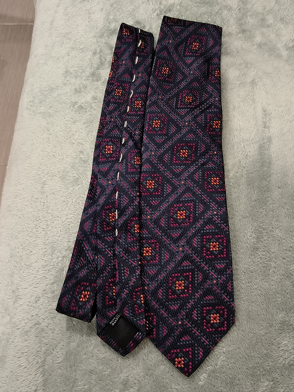 Men's Patterned Navy Tie with Red Accent Motif